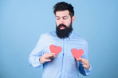 Aşkın yolunu bulduğu bir gün. Kırmızı kalp tutan sakallı adam. Küçük kalpli hippi. Kalp şeklinde süslemeleri olan seksi bir sevgililer günü erkeği. Sevgililer günün kutlu olsun. Aşk ve romantizm bayramı