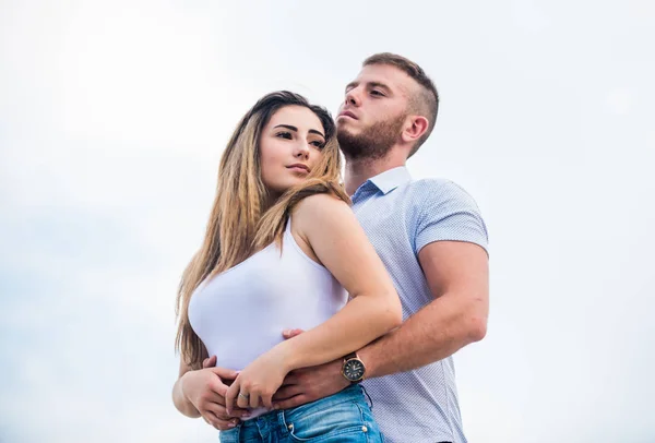 We houden van kussen. Valentijnsdag. sexy meisje met haar vriendje outdoor. romantische relatie. Liefdesafspraakje. gezinswaarden. Verliefd stel. familierelaties en geluk. man en vrouw omhelzen — Stockfoto