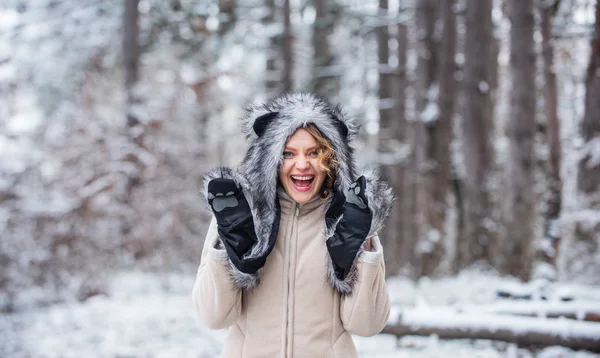 Dziewczyna w rękawiczkach i futrzanym kapeluszu. zabawna i szczęśliwa kobieta. Najlepsze wakacje na świecie. dziewczyna nosić ciepłe ubrania. Cieszący się przyrodą zimą. Portret podekscytowanej kobiety w zimowym drewnie. Biały śnieg — Zdjęcie stockowe