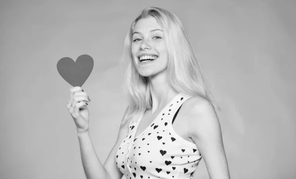 Disfrutando de momentos felices. Fiesta de San Valentín. mujer feliz sobre fondo azul. Amor y romance. mujer con corazón decorativo. Una cita. Un saludo romántico. Ventas de San Valentín — Foto de Stock