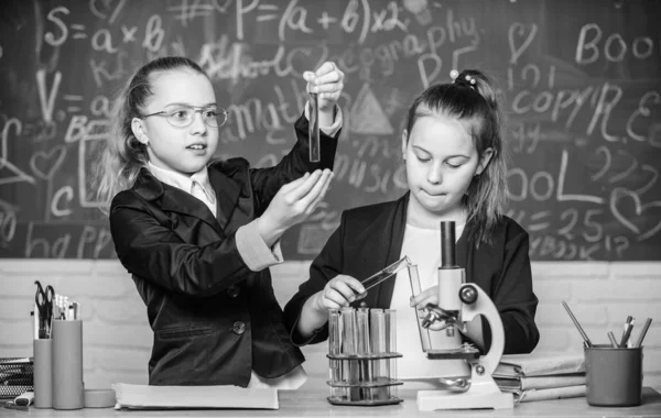 Privéschool. Gymnasium studenten met diepgaande studie van natuurwetenschappen. Kennis kruispunt moleculaire biologie en chemie. Onderzoek van het school project. School experiment. Wetenschaps concept — Stockfoto