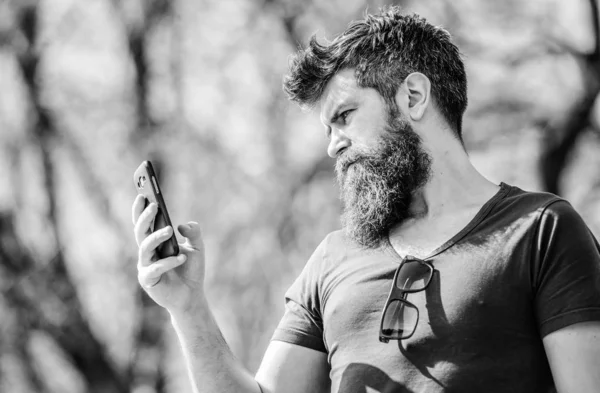 Hipster maduro con barba. charla de negocios. brutal hombre de negocios con teléfono móvil. hombre barbudo hablando por teléfono celular. conversación y discusión. hipster man hold smartphone. conexión de búsqueda — Foto de Stock