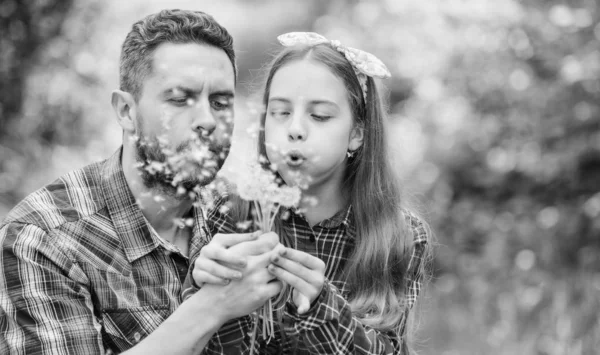 가족 여름 농장. 딸과 아버지는 민들레 꽃을 사랑해요. 어린 소녀와 행복한 남자 아빠. 지구의 날. 봄 마을 나라. 생태. 행복한 가족의 날. 포지티브 플로리스트 — 스톡 사진
