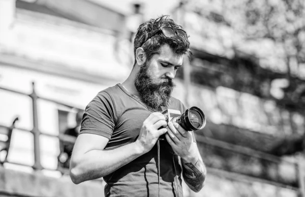 Belo tiro. equipamento fotográfico retro. Homem hipster em óculos de sol de verão. foto da natureza. repórter ou jornalista. Hipster maduro com barba. Homem barbudo. Fotógrafo brutal com câmera — Fotografia de Stock