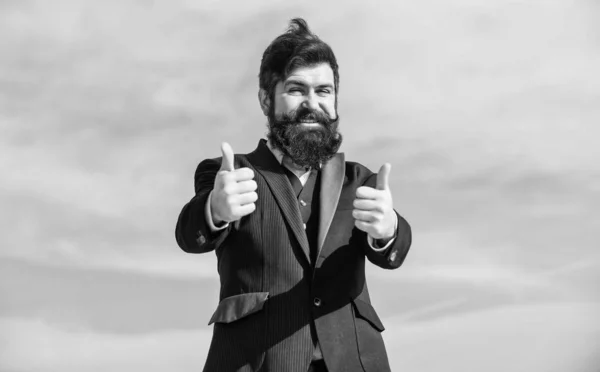 Hipster maduro con barba. Hombre barbudo. Éxito futuro. Un negocio ágil. Un hombre de negocios seguro. la creación de empresas. moda formal. brutal hipster caucásico con bigote. Empresario contra el cielo — Foto de Stock