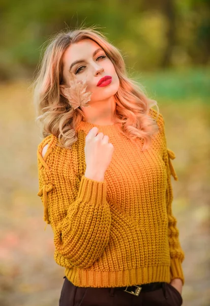 Esperando inspiración. sexy mujer rojo lápiz labial naturaleza fondo. ropa de temporada cálida y acogedora. tendencias de color otoño. modelo de moda hermosa en suéter de punto. sensación romántica en bosque de otoño — Foto de Stock