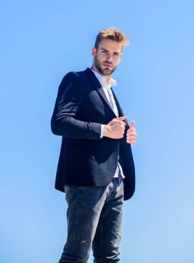 Gelecekteki başarı. Erkek modası. Sakallı adam. Başarılı bir iş adamı. Yakışıklı adam takım elbise giyiyor. Genç girişimci iş adamı. Dünyanın tepesinde. Sakallı hippi. İşadamı mavi gökyüzüne karşı