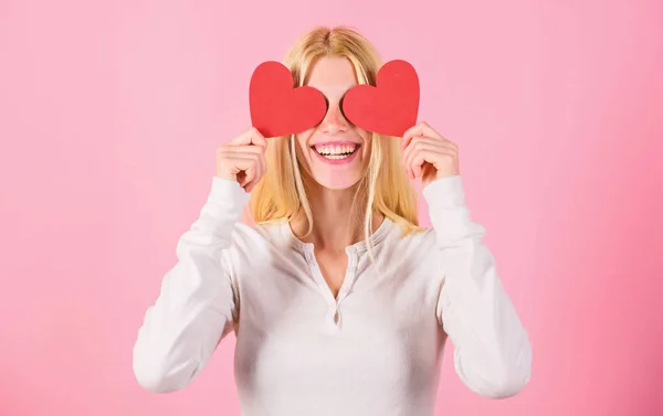 Chica mantener corazón símbolo amor y romántico fondo rosa. Chica alegre enamorarse. El amor es ciego. El día de San Valentín ha sido considerado tradicionalmente como más significativo para las mujeres. Mujer celebrar el amor — Foto de Stock