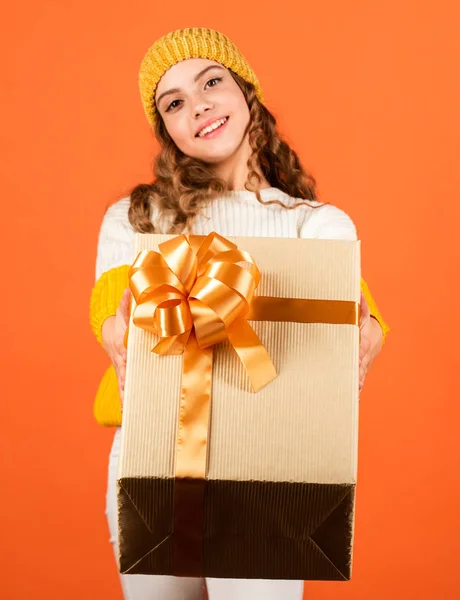 Tradición de cumpleaños. Niña de moda usar sombrero de punto y suéter. Sorpresa de cumpleaños. Bastante adolescente maquillaje cara peinado rizado. El chico sostiene la caja de regalo. Centro comercial. Idea de celebración de cumpleaños —  Fotos de Stock