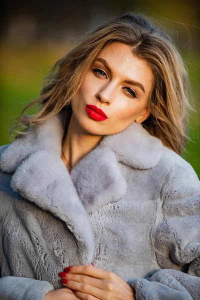 Лучше всего выглядит на сегодняшний день. сексуальная женщина красные губы носить меховую куртку. элегантная деловая женщина в шубе. Покажи свою гламурную сторону. Выйди на улицу, прогуляйся. уютный осенний наряд. зимние тенденции моды — стоковое фото