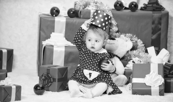 Cadeaux de Noël pour tout-petit. Choses à faire avec les tout-petits à Noël. Cadeaux pour enfant premier Noël. Petite fille jouer près de pile de boîtes-cadeaux. Vacances en famille. Activités de Noël pour les tout-petits — Photo