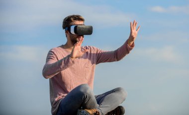 Modern teknolojiyi kullan. Mühendislik projesi. Siber uzay. Sanal gerçeklik. Adam kablosuz VR gözlük takıyor. Oyun online. Sanal gerçeklik gözlükleri. Dijital gelecek ve yenilik. Artırılmış gerçeklik