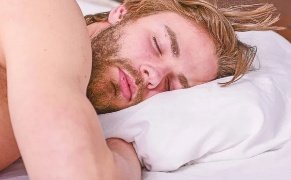 Un hombre guapo yacía en la cama. Duerme una cantidad adecuada y constante de sueño todas las noches. Consejos de expertos para dormir mejor. Hombre barbudo durmiendo cara relajante en la almohada. Cuánto sueño necesitas en realidad —  Fotos de Stock