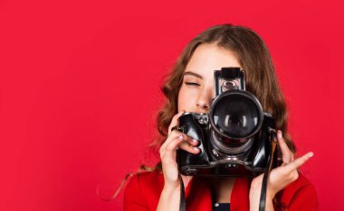 Küçük muhabir fotoğraf çeker. Klasik kamera. Retro kameralı kız. çocukluk anılarını yakala. SLR kamera. kopyalama alanı. Güzel çocuk fotoğrafçısı, retro kamerayı tut. Gazetecilik benim gelecekteki kariyerim