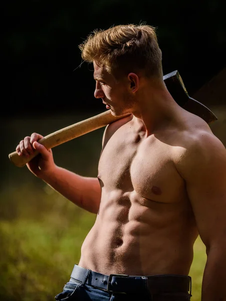 Alltid i form. Olaglig avverkning. Skogshuggare med yxa i handen. Muskulös man med yxa. sexig macho naken mage yxa. bodybuilding koncept. Skogshuggare sexig naken atletisk bål. Maskulint koncept — Stockfoto