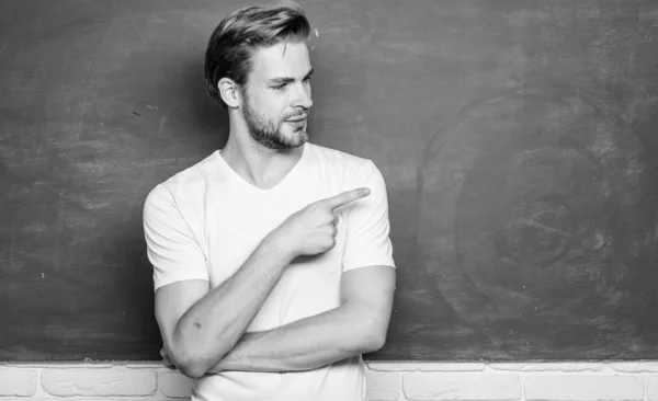 De vuelta a la escuela. Maestro de la simplificación. Hombre profesor en frente de pizarra. Las ventajas para el maestro de primaria masculino son abundantes. Enseñar podría ser más divertido. Profesor conferencista interesante — Foto de Stock