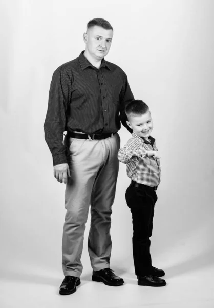 Niño con padre. Socio de negocios. niño pequeño con papá hombre de negocios. infancia. crianza. Día de los padres. Día de la familia. padre hijo en traje de negocios. concepto de socio comercial. socio de empresa familiar — Foto de Stock