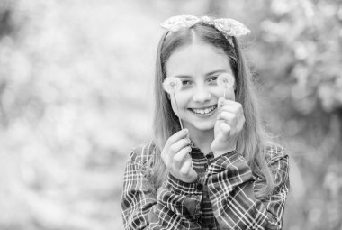 Karahindiba kadar hafif. Eğleniyor. Yaz geldi. Yaz bahçesi çiçeği. Kız ülke rustik tarzı damalı gömlek doğa arka plan. Yazın dönüşünü kutluyoruz. Karahindiba güzel ve tam sembolizm