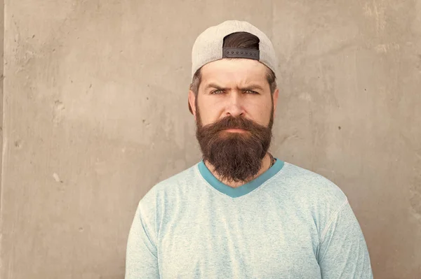 Hipster livsstil. Cool hipster med skägg bära snygg baseball mössa. Brutal stilig mogen hipsterman. Skäggig man trendig stil. Frisörsalong och ansiktshårvård. Skägg och mustasch grooming — Stockfoto