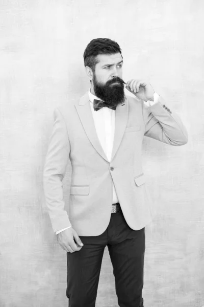 Estilo de fato. Tendências da moda para o noivo. Dia do casamento. Um noivo elegante. Declaração com sua deslumbrante jaqueta de terno nítido. Especialista em moda estilista. Groom barbudo hipster homem desgaste luz azul smoking e laço — Fotografia de Stock