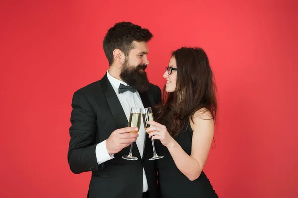 愛するトースト。愛のカップルシャンパンを飲む。セクシーな女と髭の男が眼鏡をかける。ハッピーファミリーはバレンタインデーを祝います。愛に乾杯。ロマンチックな関係だ。愛はいつも — ストック写真