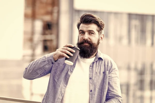 Grandes ideias vêm de um ótimo café. Um homem bebe um café. Homem barbudo relaxar ao ar livre. Conceito de pausa para café. viciado em cafeína. Café da manhã. Maduro hipster desfrutar de bebida quente. Fazendo gole — Fotografia de Stock