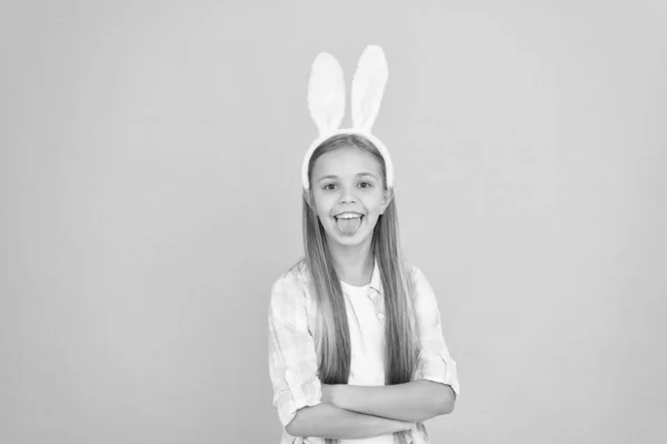 时尚配件复活节化装舞会。穿着复活节兔子的衣服看起来很漂亮可爱的小女孩戴兔子耳朵头带。小女孩显示舌头在复活节兔子的风格。有趣的可爱 — 图库照片