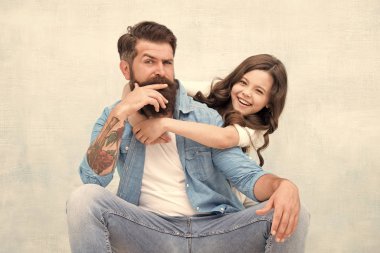 Baba kız ilişkilerini güçlendirmek. Çocuk ve baba en iyi arkadaşlar. Dostane ilişkiler. Babalar günü konsepti. Sevimli baba ve sevimli çocuk. Aile kucaklaşması. Baba ve kızı sarılmak ışık arka plan
