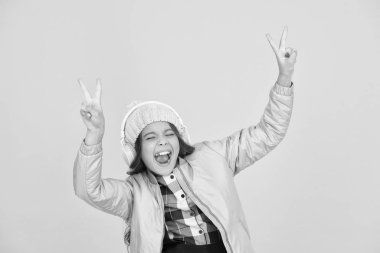 Okul kitabını dinliyorum. Öğrenmek için dijital teknolojiler. Kulaklıklı kız öğrenci duygusal çocuğu. Öğrenim teknolojileri. Kolay öğrenme. Ses kursu. Modern teknolojiler. Öğrenme yöntemleri