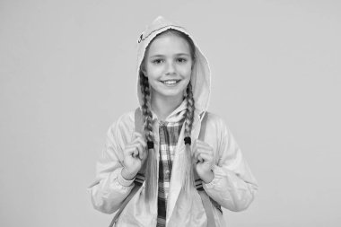 Yağmur bir engel değil ki. Su geçirmez pelerin. Rahat etmeniz için su geçirmez kumaş. Yağmur geçirmez aksesuar. Okullu kapüşonlu kız okula gidiyor. Su geçirmez giysiler. Çocuk mutlu, yağmurluk giyiyor.