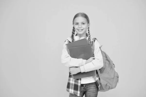 Teenager mit Rucksack und Büchern. Motiviert und fleißig. Stilvolles Schulmädchen. Mädchen kleine modische Schulmädchen tragen Rucksack. Schulmädchen-Alltag. Schulverein. moderne Bildung. Privatschulen — Stockfoto