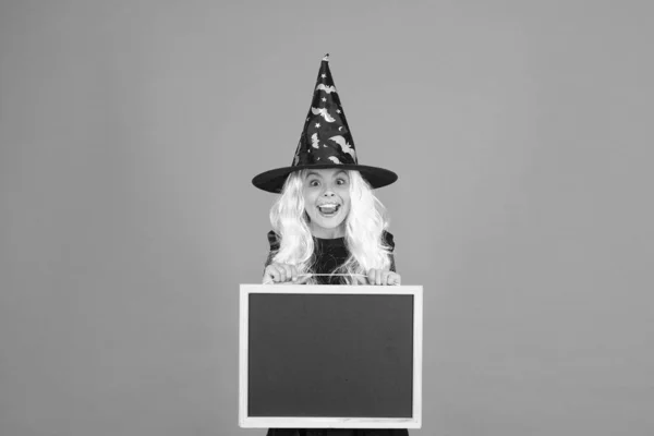 Hola. Hola. Diviértete. Bienvenidos a la fiesta de carnaval. Feliz Halloween. ventas de vacaciones de otoño. espacio de copia. pizarra de la escuela de niña pequeña. pequeño sombrero de bruja y pelo gris. sonriente niño info board — Foto de Stock