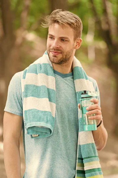 Gehorche deinem Durst. Durstiger Sportler. bärtiger Mann mit einer Flasche Trinkwasser, um seinen Durst zu stillen. Durstlöschung beim Sporttraining oder bei Fitnessaktivitäten im Freien. Durst und Dehydrierung — Stockfoto