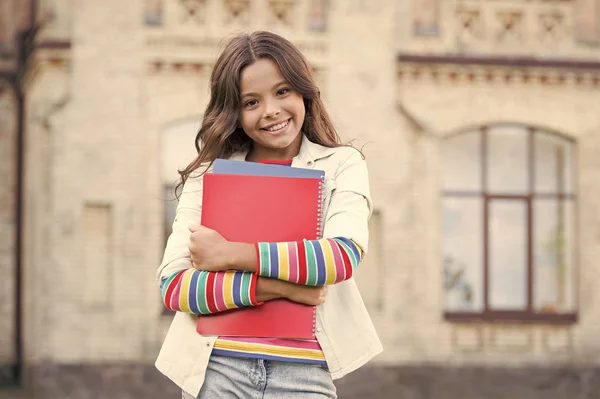 Che ne dici di un appuntamento con un libro geniale? Studentessa felice o bambino meraviglia in possesso di libri con idee geniali all'aperto. Un bambino geniale che va in biblioteca. Genio nell'istruzione — Foto Stock