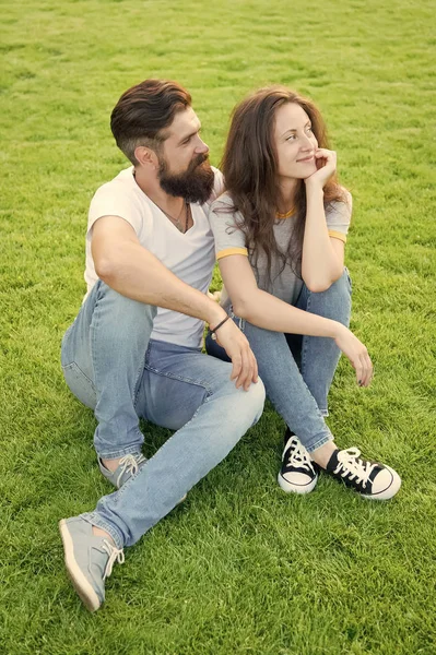 Schattig paar. mode paar met plezier samen. schattig meisje en bebaarde man hipster op groen gras. paar verliefd. Studentenleven. familie weekend. zomer ontspannen in Park — Stockfoto