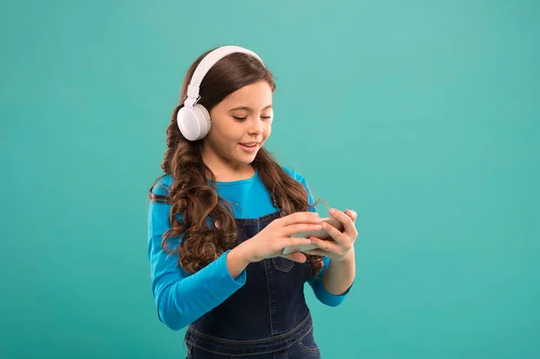 Play game. Subscription channel. Enjoy music concept. Music application. Best music apps for free. Enjoy perfect sound. Girl child listen music modern headphones and smartphone. Listen for free — Stock Photo, Image