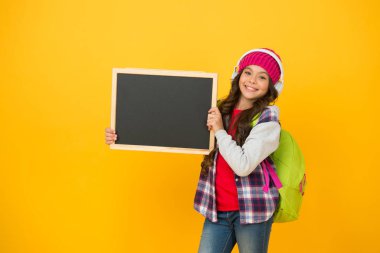 Dil çalış. Öğrenim teknolojileri. Program ve duyuru konsepti. Eğitim ve kalkınma. Öğrenme teknolojisi. Modern teknolojiler. Okul kitaplarını dinleyen küçük bir kız.