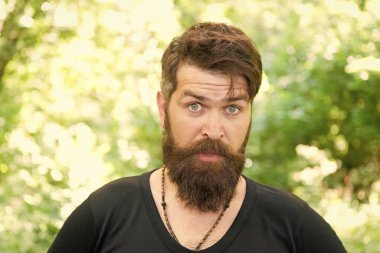 Yüz bakımı. Adam yaz ormanında rahatla. Sakallı ve bıyıklı yakışıklı adam yaz tatili. Yaz sıcağı sezonu konsepti. Vahşi doğa hayatta kalma rehberi. Adam sakallı hipster parlak yeşillik arka plan