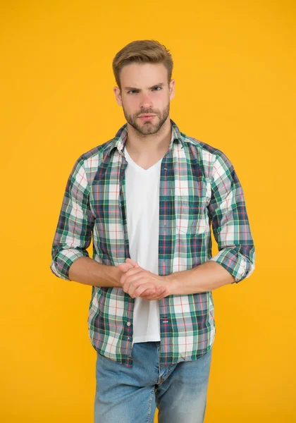 Elegante maschio in abbigliamento alla moda. bell'uomo con camicia a scacchi e jeans. studente carismatico sfondo giallo. Ti faccio fare bella figura. moda casual da uomo. Abiti maschili e guarda — Foto Stock