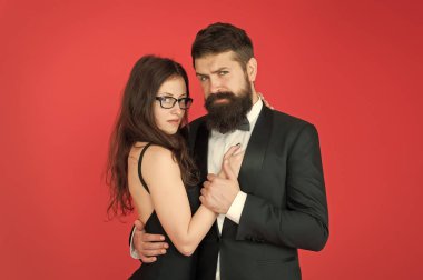 Birlikte çıkmak. Birbirine aşık çiftler. Sakallı adam ve şehvetli kadın randevuda. Romantik bir ilişki. Aşk ve romantizm. Flört ve flört.