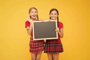 Sınıf arkadaşları girişim ekibi. Okul kulübüne katıl. Öğrenciler topluluğu. Amigoluk dersleri. Okul programı. Okul kızlar Sevimli öğrenciler kırmızı üniforma tutun tahta kopya alanı. Okul duyurusu konsepti
