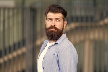 Tarzınızı bildirin. ciddi sakallı adam. yakışıklı acımasız adam. Saç ve sakal bakımı. Erkek berber bakımı. bıyık ile acımasız beyaz hipster. sakallı adam açık. Sakal ile olgun hipster