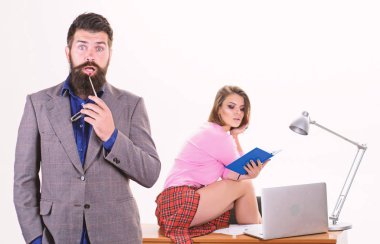 Patron yaptığı her şeyi biliyor. Sakallı patron ve arka planda çalışan güzel bir çalışan. Ciddi patron ve ofiste seksi iş arkadaşı. Patron ve ast