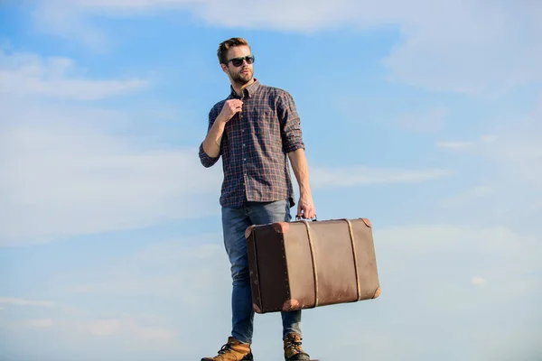 Reisen mehr. Macho-Mann Reisetasche. Männermode. sieht so trendy aus. sexy Mann Himmel Hintergrund. Geschäftsmann mit Brille. Geschäftsreise. Reisende warten auf den Flug. Umzug — Stockfoto