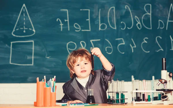 Kid studerar biologi kemi. Lycklig barn dom. Barn tycker om att studera. Pojke nära Mikroskop och provrör i skolan klass rummet. Kunskaps koncept. Kunskaps dag. Grundläggande kunskaper i grundskole utbildning — Stockfoto