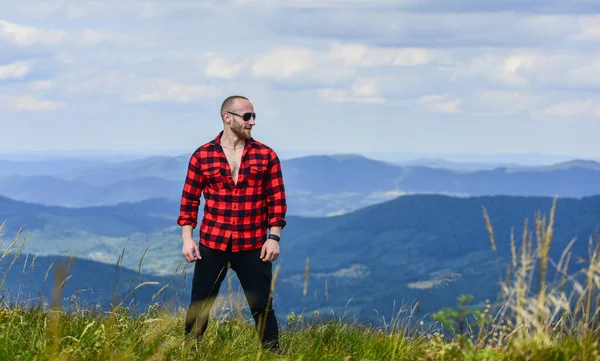 Poder de la naturaleza. hombre en el paisaje de montaña. camping y senderismo. sexy macho hombre en camisa a cuadros. concepto de campo. granjero en rancho. vaquero en sombrero al aire libre. aventura de viaje. moda hipster —  Fotos de Stock