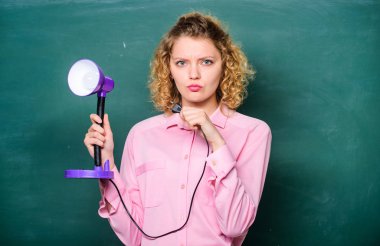 Çalışma sürecini aydınlatın. Elektrikle çalışan öğrenci kız. Okul tahtasındaki lambalı öğretmen. Eğitim. Okula dönüyorum. Aydınlanma. Fikir ve ilham. Beyin fırtınası yapan kadın.