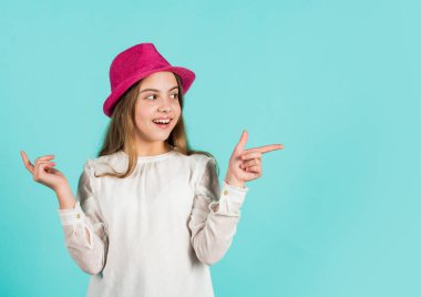 Kişisel tarzını takip ediyor. Retro kız mavi arka plan. Retro şapkalı küçük mutlu çocuk. Eski moda görünüş. Yaz aksesuar koleksiyonu. Küçük çocuk uzun saçlı. Güzellik ve tarz. Boşluğu kopyala