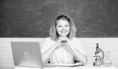 Üniversite öğrencisi veya okul öğretmeni. Yetenekli gençler için eğitim programı. Burs ve burs yetenekli öğrenci için başvurun. Dizüstü bilgisayarı ve mikroskobu olan öğrenci kız. Kendi araştırma projesini başlatın