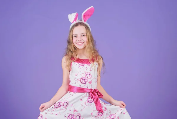 Bedårande sötnos. Påskharen är symbol för påsk. Liten flicka i bunny huvudband för påskfirande. Lilla flickan bär bunny öron. Easter bunny koncept — Stockfoto